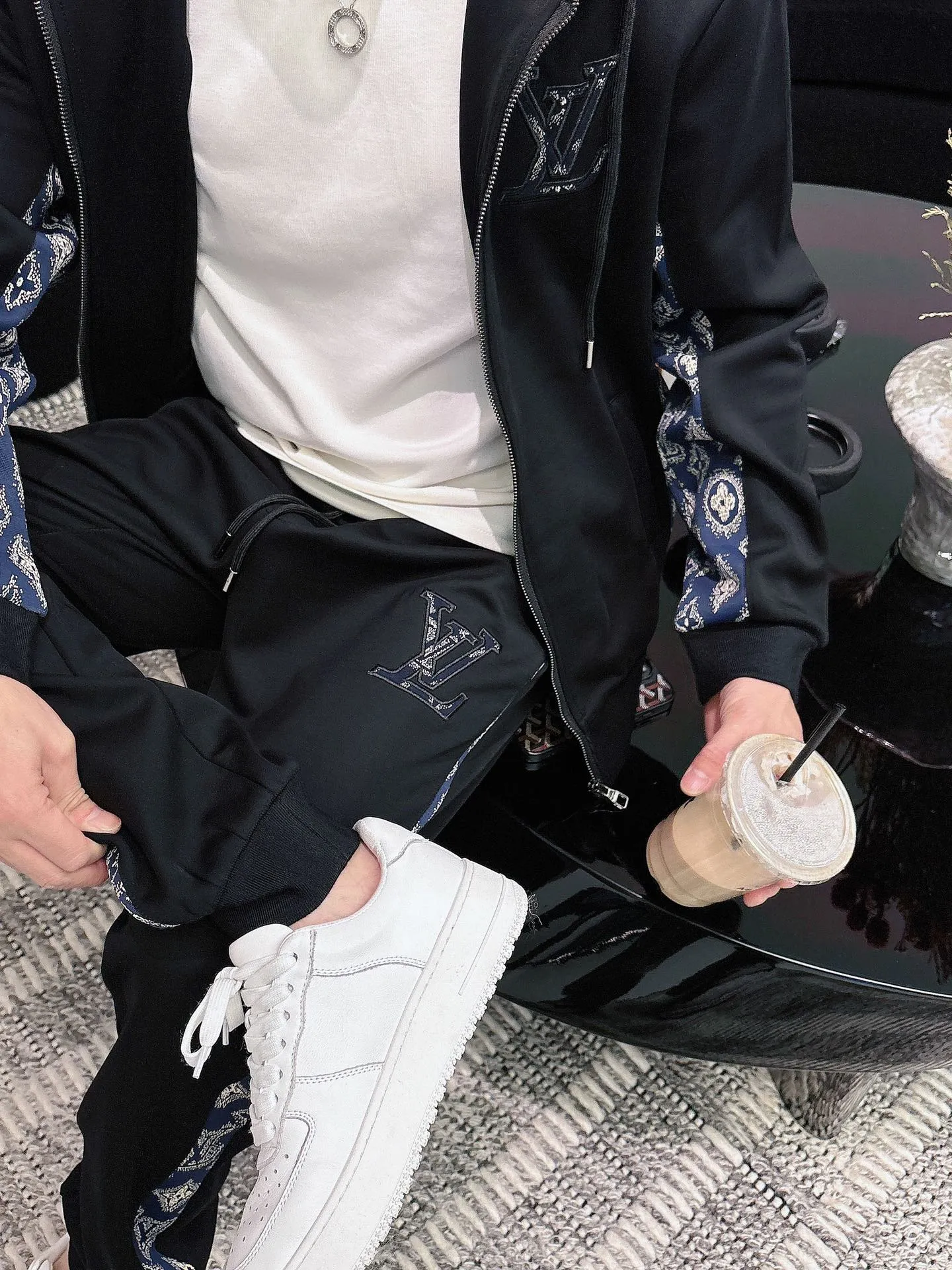 🅿️720 [LV Louis Vuitton] hot-selling suit is coming. Focus on the original version of the official website. 2025 new hot-selling cardigan and sweatshirt suit. The original order is the best. 🇭🇰The meticulous work of top designers. It has a fitting and perfect upper body effect. All-natural high-quality Tencel Roman cotton 100%, close-fitting comfort, noble and elegant! Original hardware embodies elegance and nobility! Counter size: M-3XL (maximum wear up to 190 pounds)